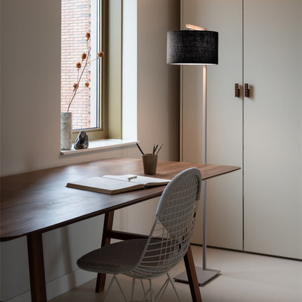 Lampadaire Boston noir, en ambiance dans un salon, abat-jour en coton diffusant une lumière douce