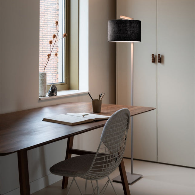 Lampadaire Boston noir, en ambiance dans un salon, abat-jour en coton diffusant une lumière douce
