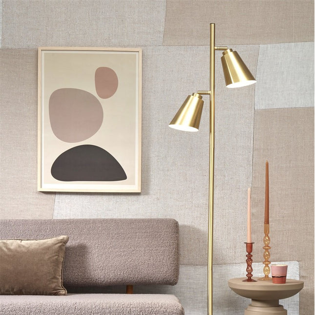Lampadaire Bremen fer doré à deux abat-jours coniques dans un salon beige