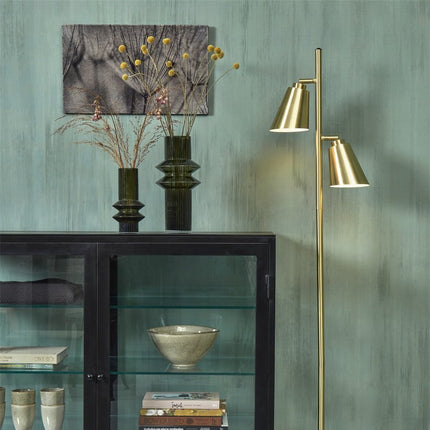 Lampadaire Bremen dore allume diffusant une lumiere chaude