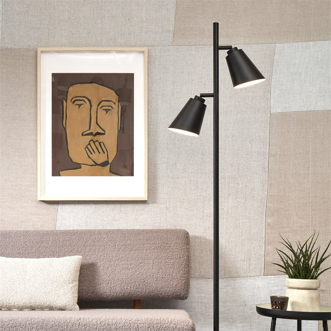 Lampadaire Bremen en fer noir à double abat-jour conique dans un salon