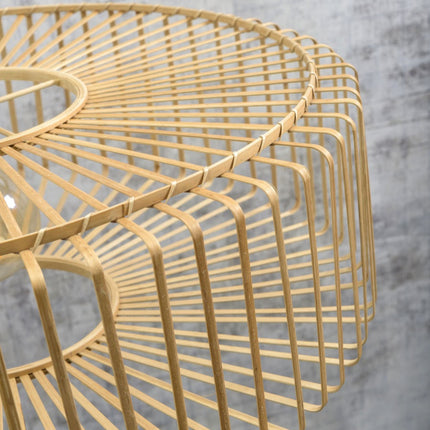 Gros plan sur l'abat-jour du lampadaire Bromo, lattes de bambou tressées formant une cage lumineuse