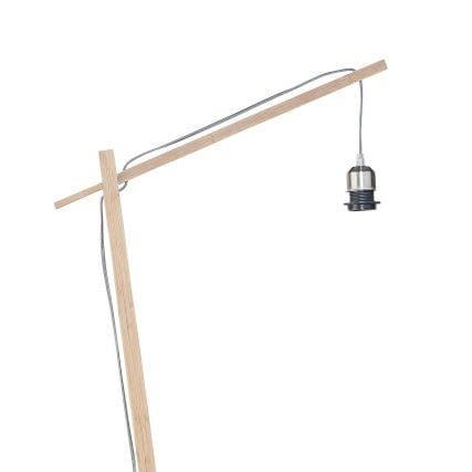 Détail de la douille E27 chromée suspendue à la potence en bambou du lampadaire Bromo
