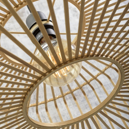 Intérieur de l'abat-jour en bambou avec l'ampoule E27 visible au centre du tressage en rayons
