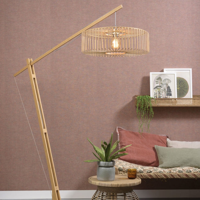 Lampadaire Bromo bambou naturel allumé, abat-jour tressé diffusant une lumière chaude et douce