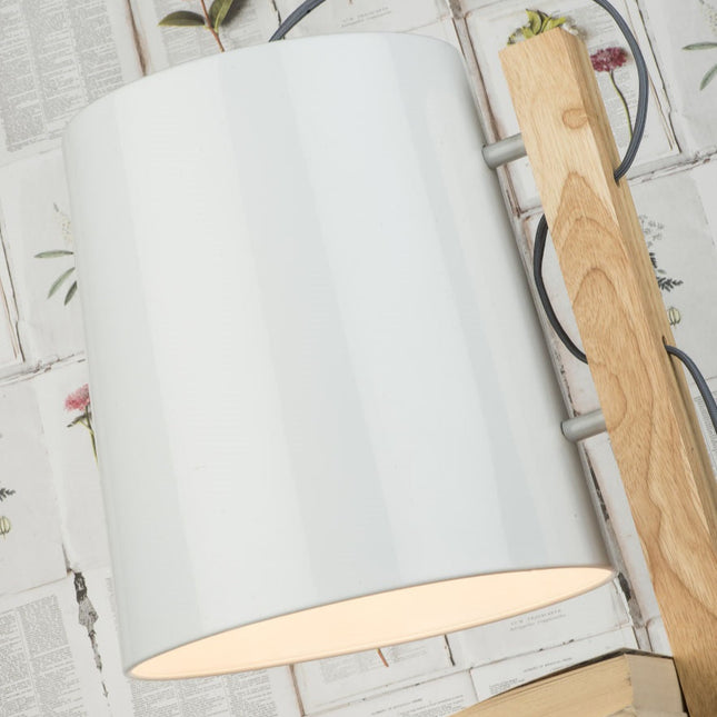 Gros plan sur l'abat-jour conique en fer laqué blanc du lampadaire Cambridge, fixé au montant en bois