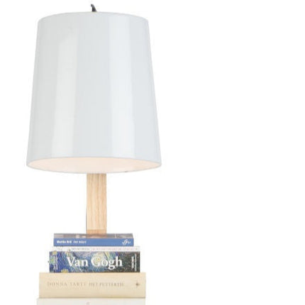 Lampadaire Cambridge en bois et abat-jour en fer blanc, avec étagères à livres intégrées, sur fond blanc