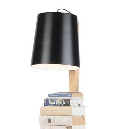 Détail des livres colorés empilés sur les tablettes du lampadaire Cambridge