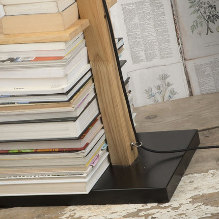 Livres empilés sur le montant en bois du lampadaire bibliothèque Cambridge