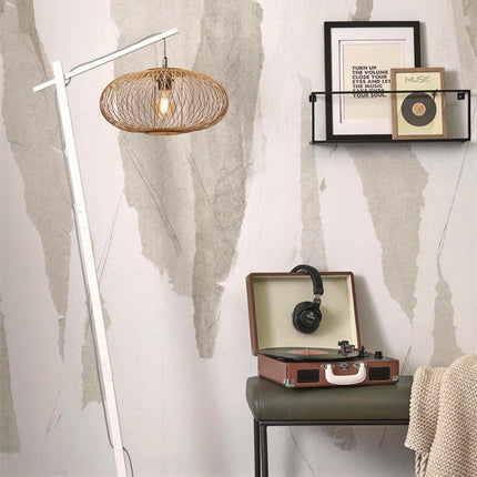 Lampadaire Cango allumé, ambiance lumineuse douce dans un coin lecture avec étagère et platine vinyle