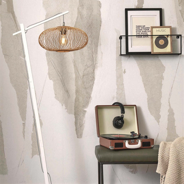 Lampadaire Cango allumé, ambiance lumineuse douce dans un coin lecture avec étagère et platine vinyle
