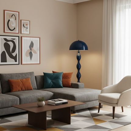 Lampadaire champignon bleu marine dans un salon contemporain avec canapé gris et cadres déco