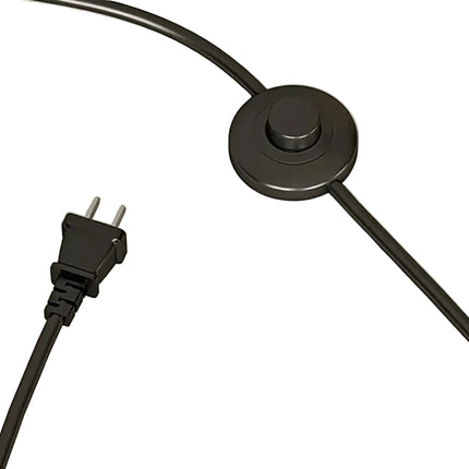 Détail du cordon du lampadaire nordique avec interrupteur à bouton au pied et fiche