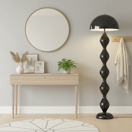 Lampadaire champignon noir laqué dans une entrée avec console en bois clair et miroir rond