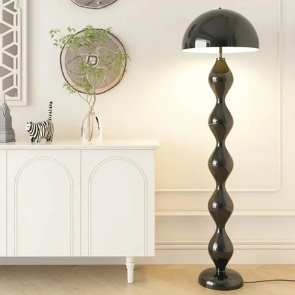 Détail de la coupole champignon et de la colonne ondulée vert olive du lampadaire nordique