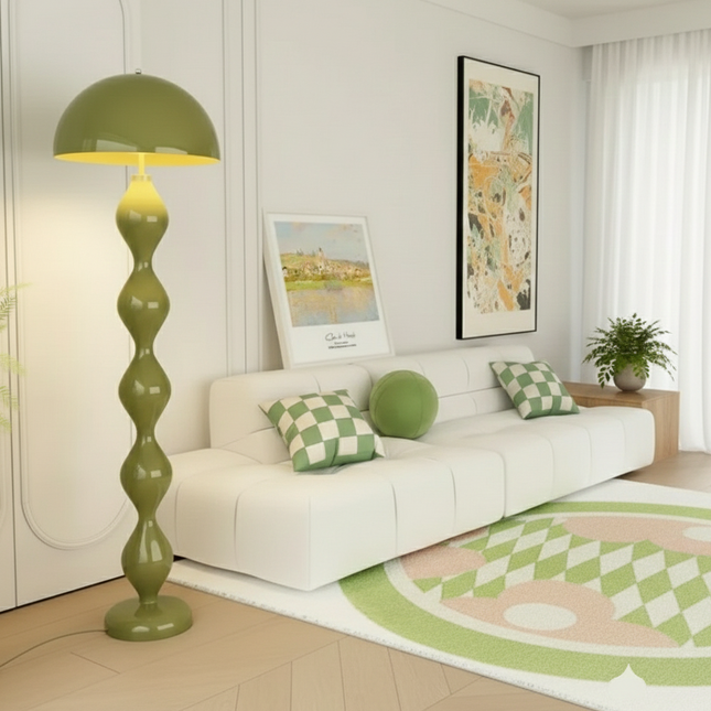 Lampadaire champignon vert olive posé près d'un canapé blanc dans un salon scandinave lumineux