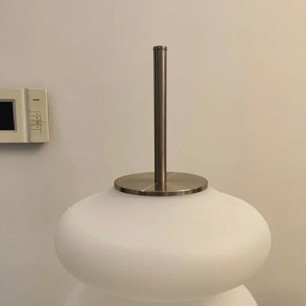 Lampadaire danois en colonne blanche minimaliste posé dans une entrée