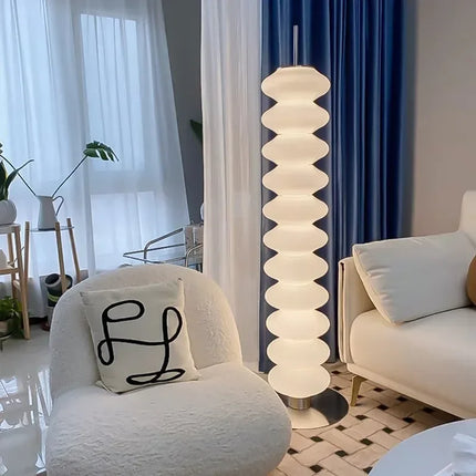 Lampadaire danois empilé blanc au design nordique dans un salon moderne