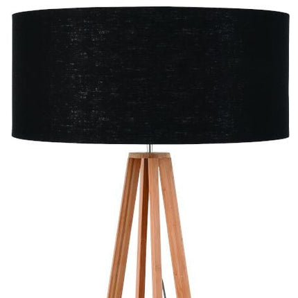 Gros plan sur l'abat-jour cylindrique en lin noir du lampadaire Everest posé sur son piètement en bambou