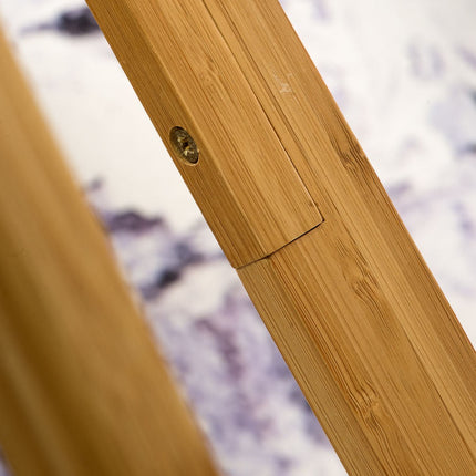 Détail du veinage et de l'assemblage du bambou sur un pied du lampadaire Everest