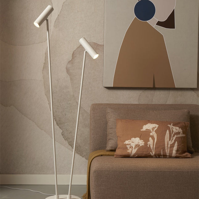 Lampadaire Havana blanc allumé le soir, lumière chaleureuse près d'un canapé
