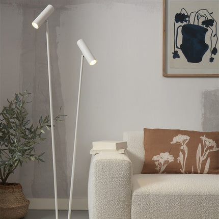 Lampadaire Havana blanc à deux têtes orientables dans un salon près d'un canapé beige