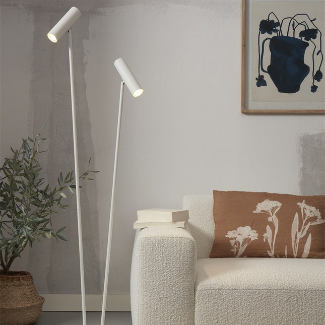 Lampadaire Havana blanc à deux têtes orientables dans un salon près d'un canapé beige