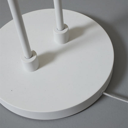 Base ronde en fer blanc du lampadaire Havana avec les deux tiges fixées