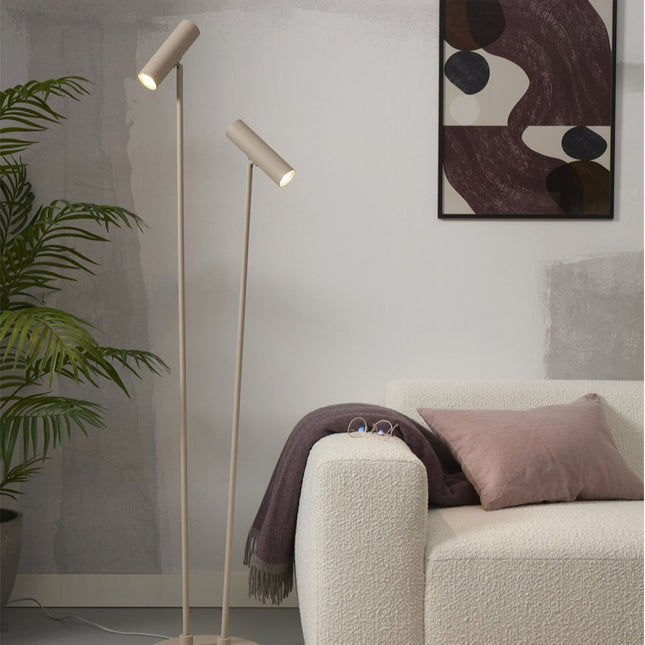 Lampadaire Havana fer sable a deux lumieres orientables dans un salon