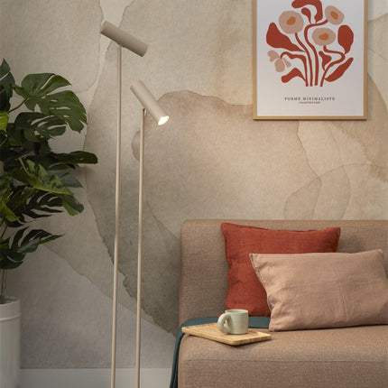 Lampadaire Havana en fer sable pres d'un canape, ambiance chaleureuse