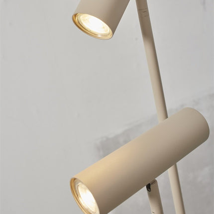 Detail des deux tetes du lampadaire Havana avec ampoules GU10 allumees