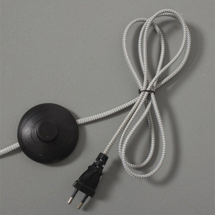 Interrupteur au pied sur cable textile gris et blanc du lampadaire Havana