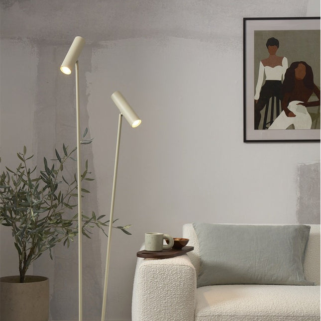 Lampadaire Havana sable a double lumiere allume dans un salon avec canape en tissu bouclette