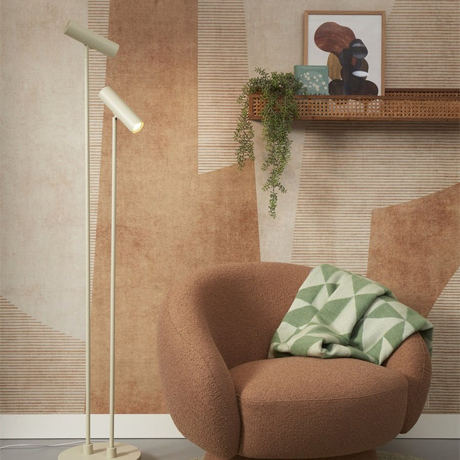 Lampadaire Havana sable pres d'un fauteuil terracotta, ambiance salon chaleureuse