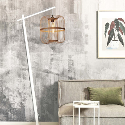 Lampadaire Hokkaido en bambou naturel et structure blanche dans un salon près d'un canapé