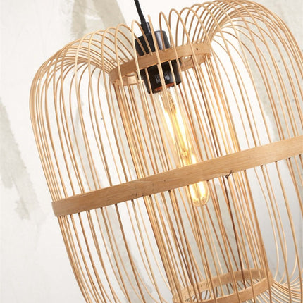 Détail de la cage en bambou et de l'ampoule visible à l'intérieur de l'abat-jour