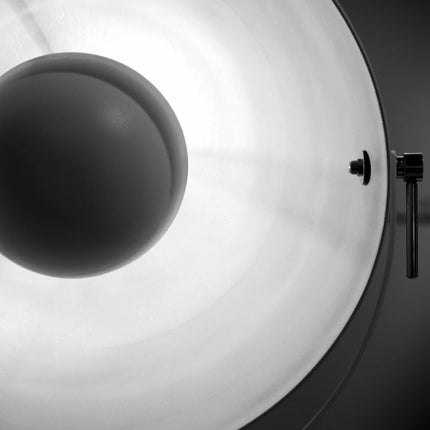 Vue rapprochée de l'intérieur de l'abat-jour rond du lampadaire Hollywood, diffuseur central sphérique