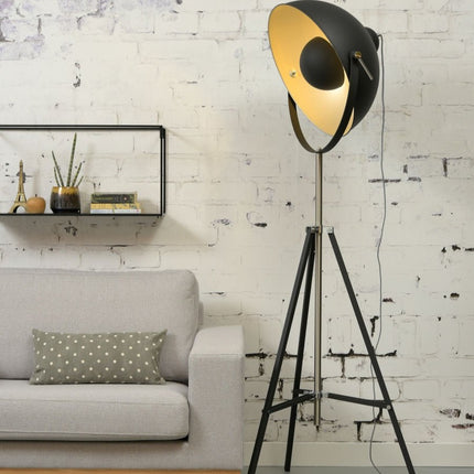 Lampadaire Hollywood noir en fer dans un salon scandinave, tête orientable style projecteur de cinéma