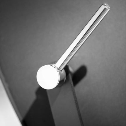 Détail de la molette chromée permettant d'incliner la tête du lampadaire Hollywood