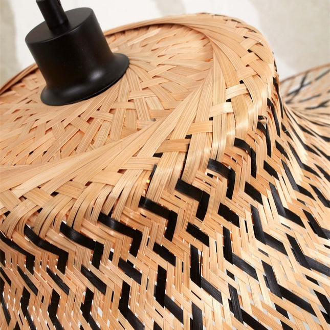 Gros plan sur le tressage en bambou naturel et noir de l'abat-jour du lampadaire Ibiza, motif en chevrons