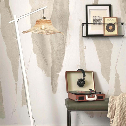 Vue d'angle du lampadaire Ibiza blanc et bambou, allumé dans un intérieur au style bohème chic