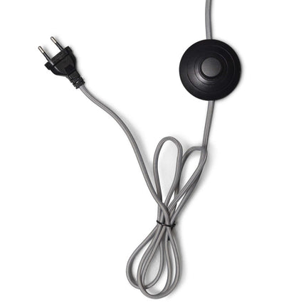 Câble textile gris avec interrupteur à pied noir et fiche secteur du lampadaire Ibiza en bambou