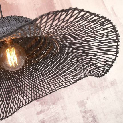 Gros plan sur l'abat-jour en bambou tressé noir du lampadaire Ibiza, ampoule filament allumée