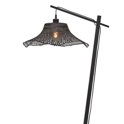 Lampadaire Ibiza bambou tressé noir sur fond blanc, vue d'ensemble de la structure et de l'abat-jour