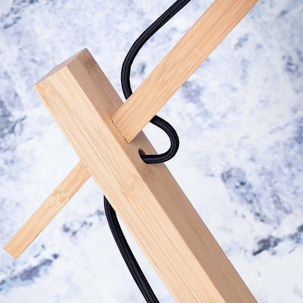 Assemblage du bras et du montant en bambou du lampadaire Ibiza, avec le câble textile noir qui les longe