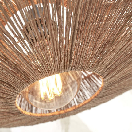 Intérieur de l'abat-jour en jute tressé du lampadaire Iguazu avec ampoule allumée