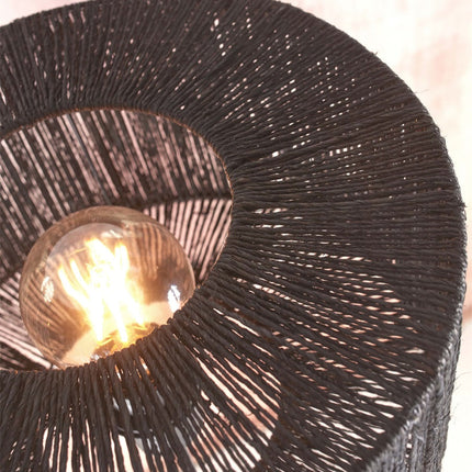 Vue rapprochée de l'abat-jour en jute noir tissé, ampoule visible et jeux de lumière
