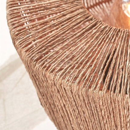 Détail du tressage artisanal en jute de l'abat-jour cylindrique, texture brute et naturelle.