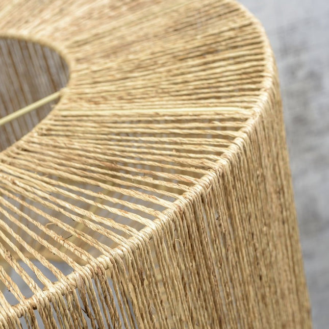 Gros plan sur le tressage artisanal en jute de l'abat-jour du lampadaire Iguazu, texture naturelle et irrégulière
