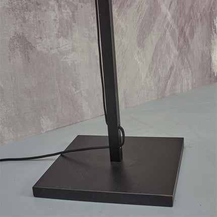 Base plate en métal noir mat du lampadaire Iguazu, vue rapprochée